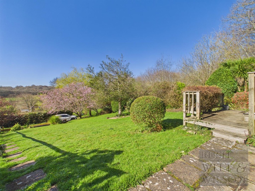 Lot: 123 - SEMI-DETACHED COTTAGE FOR REFURBISHMENT WITH FAR REACHING VIEWS - View down front garden